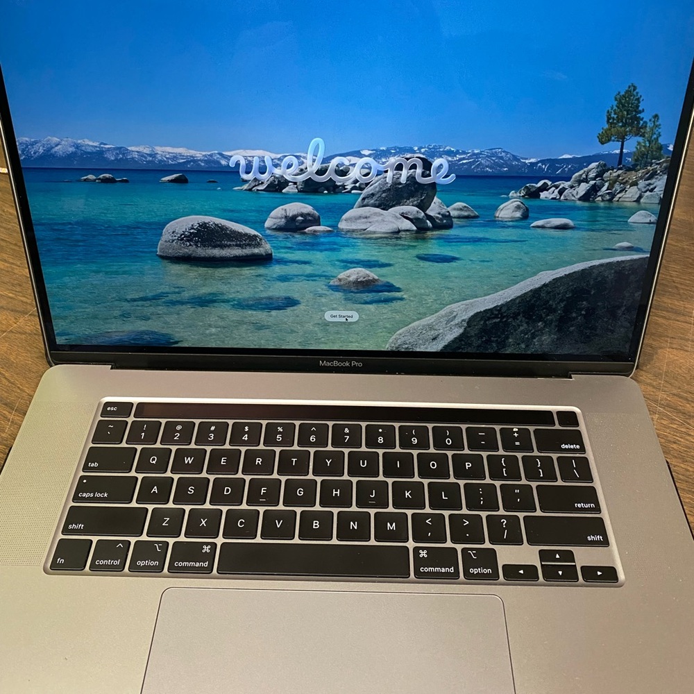 Apple MacBook Pro 16™ 2019
Model A2141 Intel i7 2.6GHz
16GB RAM 512GB Mac HD